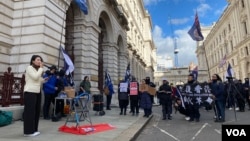 目前在英國流亡的前區議員劉珈汶在英國外交部外演講，呼籲港人堅持。 （美國之音 李伯安）