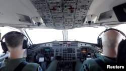 FILE: Anggota tentara Swedia menerbangkan Saab 340 tentara Swedia di dekat Stockholm, Swedia, 4 Maret 2024. (REUTERS/Leonhard Foeger)