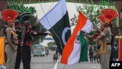Pasukan Keamanan Perbatasan India dan Penjaga Pakistan menurunkan bendera di Pos Wagah India-Pakistan, 15 Agustus. 2021. Pakistan memiliki "bukti yang dapat dipercaya" mengenai hubungan antara agen India dan pembunuhan di luar proses hukum terhadap 2 warga negaranya. (Foto: AFP)