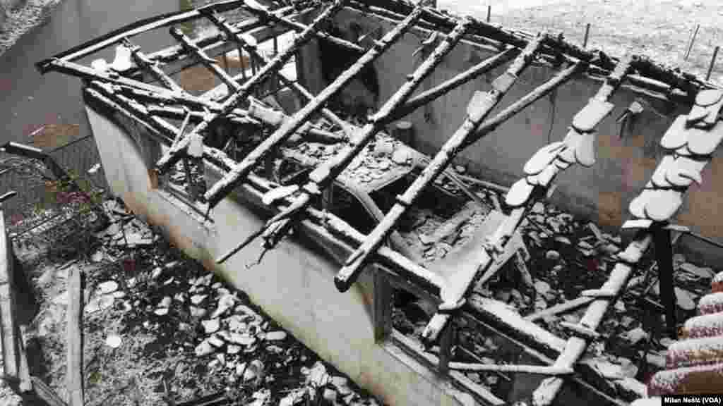 Garaža i automobil novinara Milana Jovanovića nakon požara u noći između 11. i 12. decembra 2018. izazvanog ubacivanjem "molotovljevog koktela".