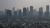Pemandangan gedung-gedung bertingkat yang diselimuti kabut asap di Jakarta, 23 Agustus 2023. (Foto: REUTERS/Willy Kurniawan)