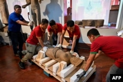 ​រូបសំណាក​បុរាណ​ចំនួន ១៤ ​ត្រូវបាន​បញ្ជូន​ពី​សហរដ្ឋអាមេរិក​ឲ្យ​កម្ពុជា​វិញ នៅ​សារមន្ទីរជាតិ​កម្ពុជា នៅរាជធានីភ្នំពេញ កាលពីថ្ងៃទី៤ ខែកក្កដា ឆ្នាំ២០២៤។