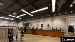 Consumers shop at a Banana Republic store in Woodbridge, Virginia, Sept. 16, 2023. (Photo: Diaa Bekheet)