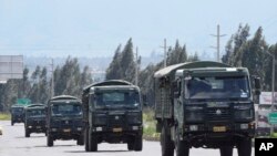 ARCHIVO - Soldados llegan para ingresar a la prisión de Cotopaxi, Ecuador, el 14 de enero de 2024. 