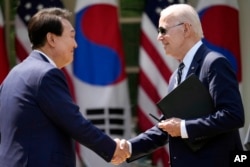 Presiden Joe Biden dan Presiden Korea Selatan Yoon Suk Yeol berjabat tangan setelah konferensi pers di Taman Mawar Gedung Putih, Rabu, 26 April 2023 di Washington. (Foto: AP/Andrew Harnik)