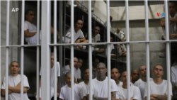 En Fotos | Así es la vida en la prisión de Bukele: El nuevo centro para pandilleros en El Salvador