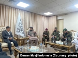 Suasana pertemuan antara mantan Wapres RI sekaligus Ketua Dewan Masjid Indonesia (DMI) Jusuf Kalla dan Menteri Pertahanan Afghanistan Mullah Mohammad Yaqoob di kantor Kementerian Pertahanan Afghanistan, di Kabul, Afghanistan, Selasa, 3 Juni 2024. (Foto: Dewan Masjid Indonesia)