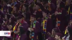 Se gradúa casi 60 años después de que la universidad lo expulsó