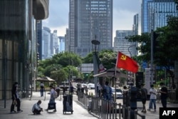 资料照：中国广东省深圳一家超市的入口检查站插着一面中共党旗。（2022年7月8日）