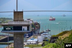Sebuah kapal kargo melewati kunci Agua Clara di Colon, Panama, 14 April 2024. (MARTIN BERNETTI / AFP)