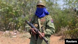 资料照片: 2015年3月11日缅甸民族民主同盟军士兵手持步枪守卫果敢地区军事基地