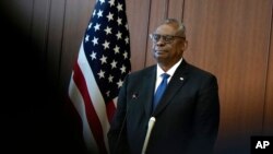 Menteri Pertahanan AS Lloyd Austin menghadiri konferensi pers bersama dengan Menteri Pertahanan Jepang Yasukazu Hamada setelah pertemuan mereka di Kementerian Pertahanan di Tokyo, 1 Juni 2023. (Foto: via AP)