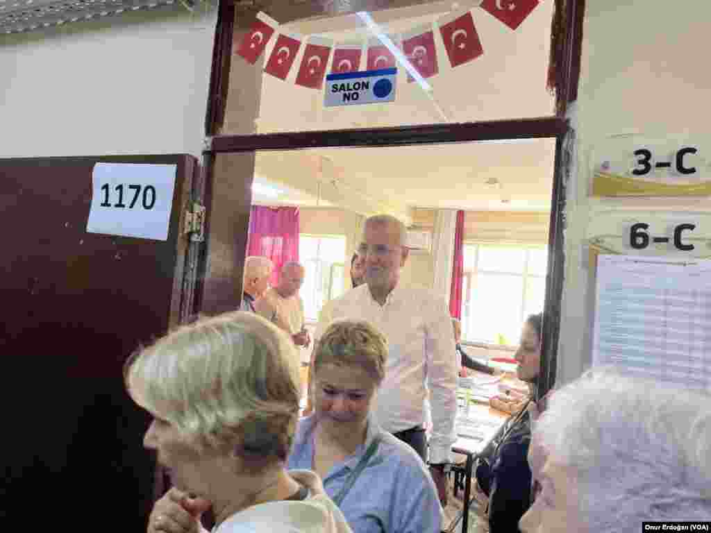 Mersin, Mezitli'de CHP'den yeniden aday gösterilemediği için partisinden istifa eden ve bağımsız yarışan Neset Tarhan, Tece'deki Şehit Yaşar Yıldırım İIk ve Ortaokulu'nda seçmenlerle selamlaştı.
