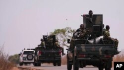 নাইজেরিয়ার কাদুনা রাজ্যের কুরিগায় একটি প্রাথমিক ও মাধ্যমিক বিদ্যালয়ের কাছে নাইজেরিয়ার সেনাবাহিনী টহল দিচ্ছে। ওই বিদ্যালয়ের শিক্ষার্থীদের অপহরণ করা হয়েছিল। ৯ মার্চ, ২০২৪। 