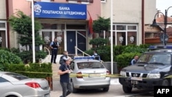 Косовските полицајци чуваат канцеларија на Поштенската штедилница од Србија, во Митровица, 20 мај 2024 година