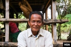 លោក ចេក រ៉ុច សមាជិក​ក្រុមប្រឹក្សា​ឃុំរ៉ុនតាឯកមកពីគណបក្ស​ភ្លើងទៀន ផ្តល់​បទសម្ភាសន៍ដល់វីអូអេ នៅគេហដ្ឋានរបស់លោក ក្នុងខេត្តសៀមរាប កាលពីថ្ងៃទី ១២ ខែកុម្ភៈ ឆ្នាំ ២០២៣។ (ទែន សុខស្រីនិត/វីអូអេ)