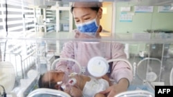 Arhiva - Medicinska radnica zbrinjava novorođenu bebu u bolnici u Lijanjungangu, u kineskoj istočno pokrajini Džejđang, 8. marta 2023.