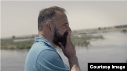 Journalist Marc Marginedas stands at the site of a building in Raqqa where 10 years earlier IS militants kept him and several other foreign hostages captive. (Credit: Albert Sole, Raul Cuevas/Screenshot from "Return to Raqqa")