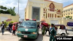 កញ្ញា ឈឹម ស៊ីថរ ប្រធានសហជីពទ្រទ្រង់សិទ្ធិការងារបុគ្គលិកកម្មករខ្មែរនៃក្រុមហ៊ុនណាហ្គាវើលដ៍ ត្រូវបានមន្ត្រីពន្ធនាគារ ដឹកយកទៅឃុំឃាំងបន្ត បន្ទាប់ពីចូលរួមសវនាការ នៃសាលាឧទ្ធរណ៍ភ្នំពេញ នាថ្ងៃទី១៩ ខែតុលា ឆ្នាំ២០២៣។ (លាស់ លីបលីប/វីអូអេ)