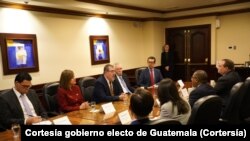 El subsecretario de Estado de EEUU, Brian Nichols (segundo en fila derecha) sostiene un encuentro con el presidente Electo de Guatemala, Bernardo Arévalo (tercero en la fila izquierda) y parte de su gabinete, en Ciudad de Guatemala, el 24 octubre 24 2023.