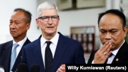 CEO Apple Tim Cook didampingi Menteri Komunikasi dan Informatika Budi Arie Setiadi dan Menteri Perindustrian Agus Gumiwang Kartasasmita di Istana Kepresidenan Jakarta, 17 April 2024. (Foto: REUTERS/Willy Kurniawan)