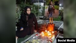 صدیقه تورانی، مادر فرهاد مجدم از جانباختگان اعتراضات آبان ٩٨ بر سر مزار فرزندش