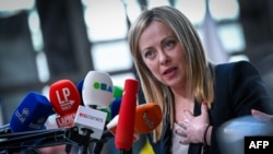 La Première ministre italienne Giorgia Meloni s'adresse aux médias après un sommet de l'UE, au siège de l'UE à Bruxelles, le 24 mars 2023.