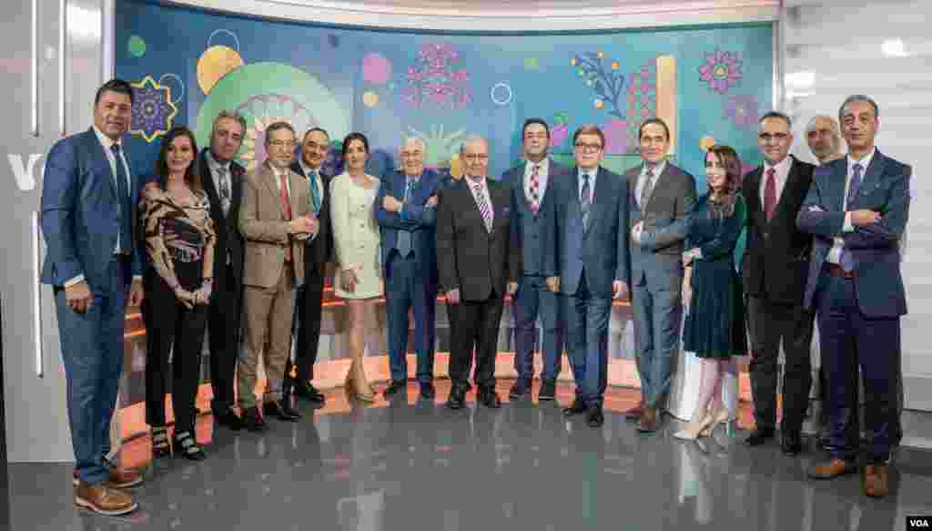 همکاران صدای آمریکا در کنار سه چهره ماندگار صدای آمریکا فریدون فرح&zwnj;اندوز و احمد بهارلو و انوشیروان کنگرلو