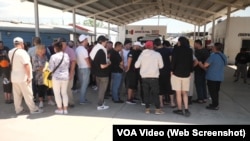 Migran dari negara-negara Asia Tengah bekas Uni Soviet tampak antre di perbatasan Meksiko-AS untuk mencari suaka (foto: dok). 