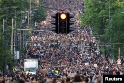 Masovni protesti, bez vidljivog prisustva policije: Treći skup "Srbija protiv nasilja", u Beogradu, 19. maja 2023. (Foto: Rojters/Marko Đurica)