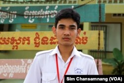 យុវជន ឈួន ឫទ្ធី សិស្សថ្នាក់ទី ១២ នៃវិទ្យាល័យ ជាស៊ីមចំរើនរដ្ឋ ផ្តល់​កិច្ច​សម្ភាសន៍​ឱ្យ​វីអូអេ នៅក្នុង​បរិវេណសាលា ក្នុង​រាជធានីភ្នំពេញ កាលពីថ្ងៃទី​២២ ខែមីនា ឆ្នាំ២០២៣។ (ស៊ឹម ចាន់សំណាង/វីអូអេ)