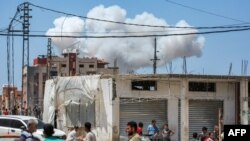 Asap membubung menyusul serangan Israel ke barat laut Nuseirat di Jalur Gaza tengah, Senin, 29 April 2024 di tengah konflik antara Israel dan kelompok Hamas Palestina. Mahkamah Kriminal Internasional mengisyaratkan akan merilis surat penangkapan PM Benjamin Netanyahu. (Foto: AFP)