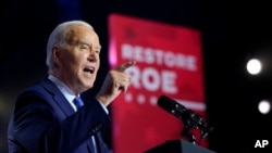 যুক্তরাষ্ট্রের প্রেসিডেন্ট জো বাইডেন ২৩ জানুয়ারি ভার্জিনিয়ার মেনাসিসে জর্জ ম্যাসন বিশ্ববিদ্যালয়ের ক্যাম্পাসে একটি অনুষ্ঠানে বক্তব্য রাখেন।