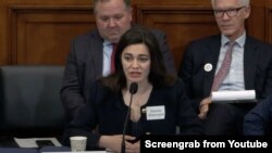 غزاله شارمهد، دختر جمشید شارمهد، شهروند دوتابعیتی زندانی در ایران، در کمیته روابط خارجی مجلس نمایندگان آمریکا (سه‌شنبه ۱۱ اردیبهشت ۱۴۰۳)