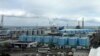 FILE - Sekitar 1.000 tangki besar penampung air limbah radioaktif yang telah diolah tetapi masih mengandung radioaktif di pembangkit listrik tenaga nuklir Fukushima Daiichi, yang dioperasikan oleh TEPCO, di Okuma, timur laut Jepang, 22 Februari 2023. (AP/Mari Yamaguchi)
