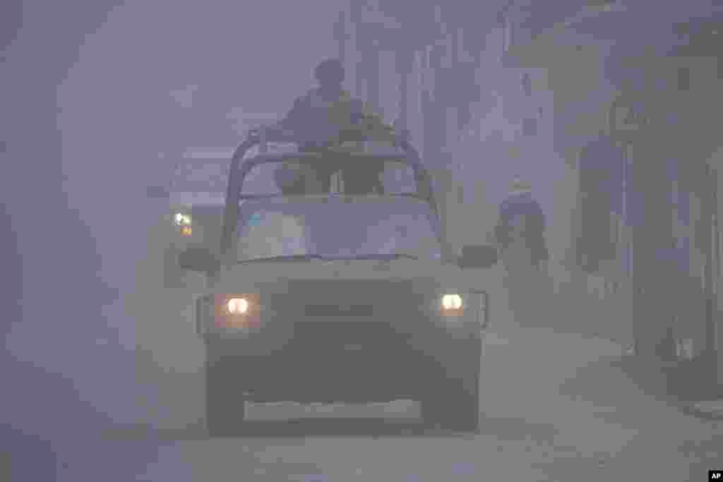 El ejército mexicano patrulla las calles mientras la ceniza del volcán Popocatépetl cubre el área.&nbsp;