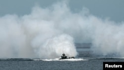 资料照：美菲海军在菲律宾三描礼士省举行两栖登陆联合演习。（2022年10月7日）