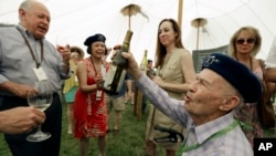 FILE — Mike Grgich dari Grgich Hills Estate menuangkan chardonnay ulang tahun "Paris Tasting" di St. Helena, California, 31 Mei 2013. Pada hari Rabu, Grgich meninggal pada usia 100 tahun.