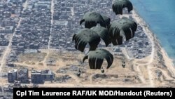 ความช่วยเหลือด้านอาหารถูกปล่อยลงจากเครื่องบินของกองทัพอังกฤษให่แก่ประชาชนในกาซ่า เมื่อวันที่ 1 เมษายน 2024 