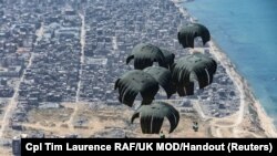 Las Fuerzas Armadas del Reino Unido lanzan suministros de alimentos desde el aire a civiles, en medio del conflicto en curso entre Israel y Hamas, en el norte de la Franja de Gaza, el 1 de abril de 2024.