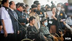 Thai nationals arrive at Bangkok's Suvarnabhumi International Airport after being evacuated from Israel amid the Hamas conflict, in Bangkok, Thailand, Oct. 12 2023. (Tommy Walker/VOA)
