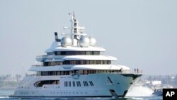 Рішення суду означає, що американським платникам податків доведеться продовжувати платити приблизно $740 тисяч щомісяця за утримання та страхування розкішної моторної яхти “Амадеа”. Фото: супер'яхта “Амадеа” у порту в Сан-Дієго 