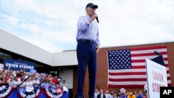El presidente Joe Biden habla durante un evento del Día del Trabajo en el Local 19 de Sheet Metal Workers, en Filadelfia, el 4 de septiembre de 2023.