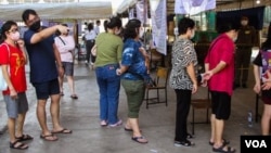 Thais queue up to vote in the general elections in the district of Din Daeng, Bangkok, Thailand, May 14, 2023. (Tommy Walker/VOA)