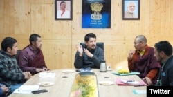 ལ་དྭགས་པ་ཚོས་མངའ་སྡེའི་ཐོབ་ཐང་འཐབ་རྩོད་ཐད་གྲོས་སྡུར།