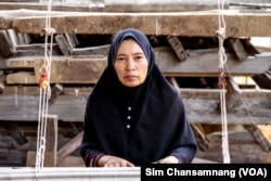 អ្នកស្រី ស្មាន ស្រីយ៉ះ អាយុ ៥៤ ឆ្នាំ ជាស្ត្រីចាមត្បាញសូត្រ ផ្តល់កិច្ចសម្ភាសន៍ឱ្យវីអូអេ នៅស្រុកកោះសូទិន ខេត្តកំពង់ចាម កាលពីថ្ងៃទី២០ ខែមេសា​ ឆ្នាំ២០២៣។ (ស៊ឹម ចាន់សំណាង/វីអូអេ)