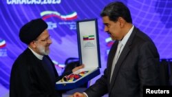 Presiden Venezuela Nicolas Maduro dan Presiden Iran Ebrahim Raisi saat mereka bertemu di Istana Miraflores, di Caracas, Venezuela 12 Juni 2023. (Foto: Reuters)
