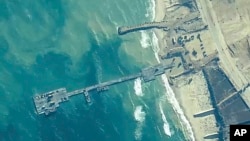 Pripadnici američke mornarice i izraelske vojske montiraju pristanište na obali Pojasa Gaze, na fotografiji koju je objavila Centralna komanda vojske SAD 16. maj 2024.