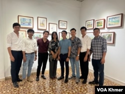 វិចិត្រករ​គំនូរពណ៌ទឹកទាំង៧នាក់ និងស្ថាបនិកសហគមន៍ផ្ទះចាស់ថតរូបជុំគ្នាក្នុងពិព័រណ៌គំនូរពណ៌ទឹក «សុខដុមរមនា» ក្នុងសាលសិល្បៈនៃសហគមន៍ផ្ទះចាស់ ក្នុងរាជធានីភ្នំពេញ។ (រូបថតផ្តល់ដោយលោក ហែម ច័ន្ទសុភ័ក្រ្ត)