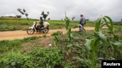FILE - A man carries sacks of harvested maize on his motorbike from a farm in Masaka Karu area of Nasarawa state, Nigeria, Sep. 1, 2022.